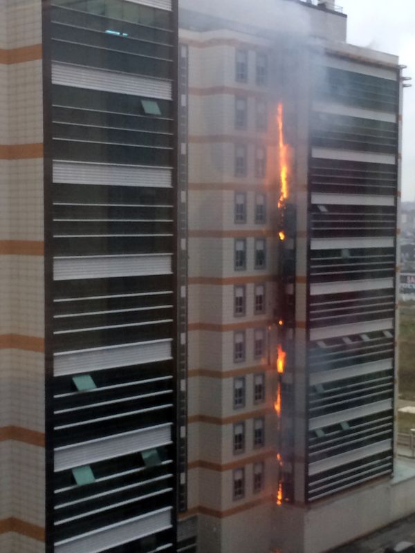 <p>İstanbul Yenibosna'da bulunan Kuyumcukent'in bitişiğindeki İstanbul Vizyon Park binasında yangın çıktı. Binada bulunan insanlar mahsur kaldı.</p>